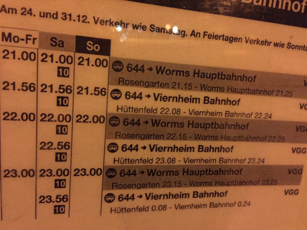 Die späte Abfahrtstafel der Linie 644 am Lampertheimer Bahnhof. Zusätzlich fahren noch Sammeltaxen.