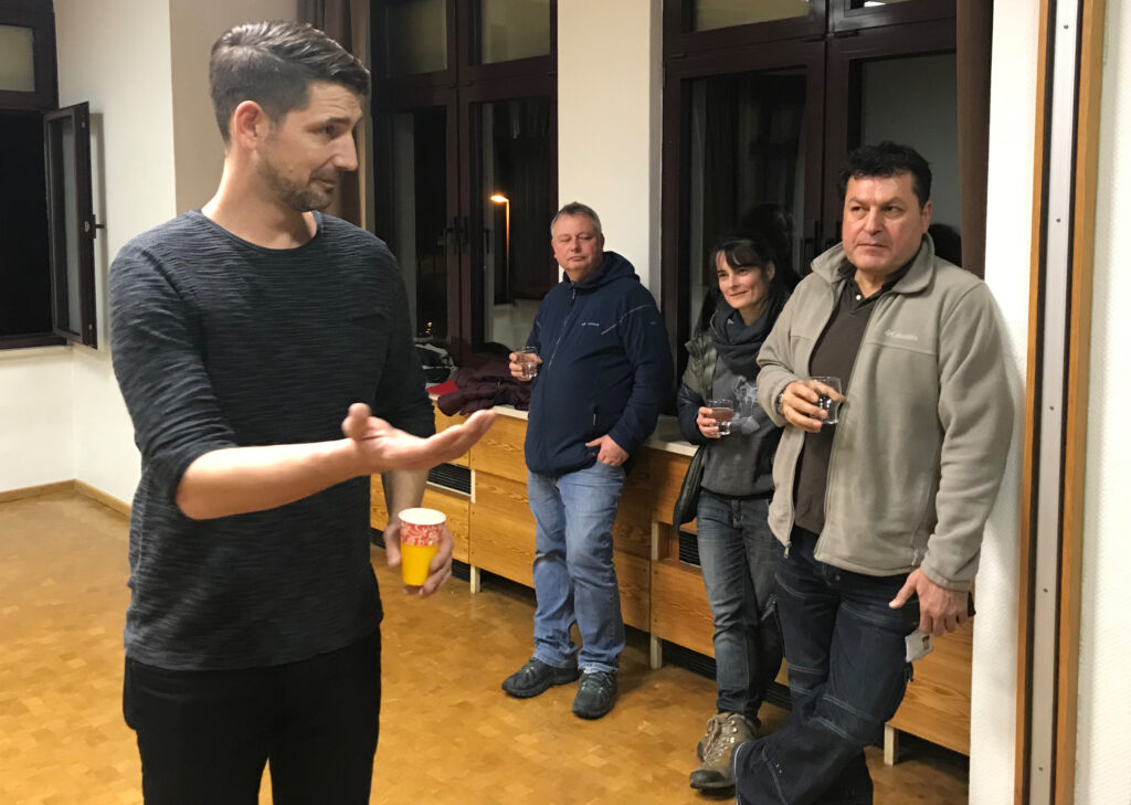 HR-Reporter Philipp Wellhöfer im Gespräch mit den Neuschlößern.