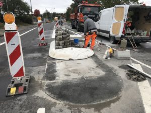Die Verkehrsinsel wird versetzt und verbreitert.