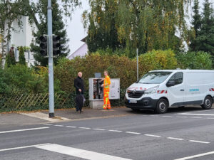 Techniker reparierten eilige die neue Ampel.