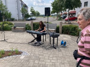 Janina Müller (16) unterhielt musikalisch, genau wie Konstantinos Tzamelasvili (19) und Stefan Spießberger.