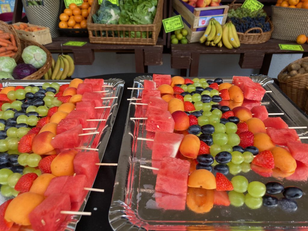 Obstspieße von „Back & Snack“.