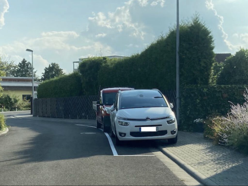 Keine Chance für Kinderwagen bei den eingezeichneten Parkplätzen. 