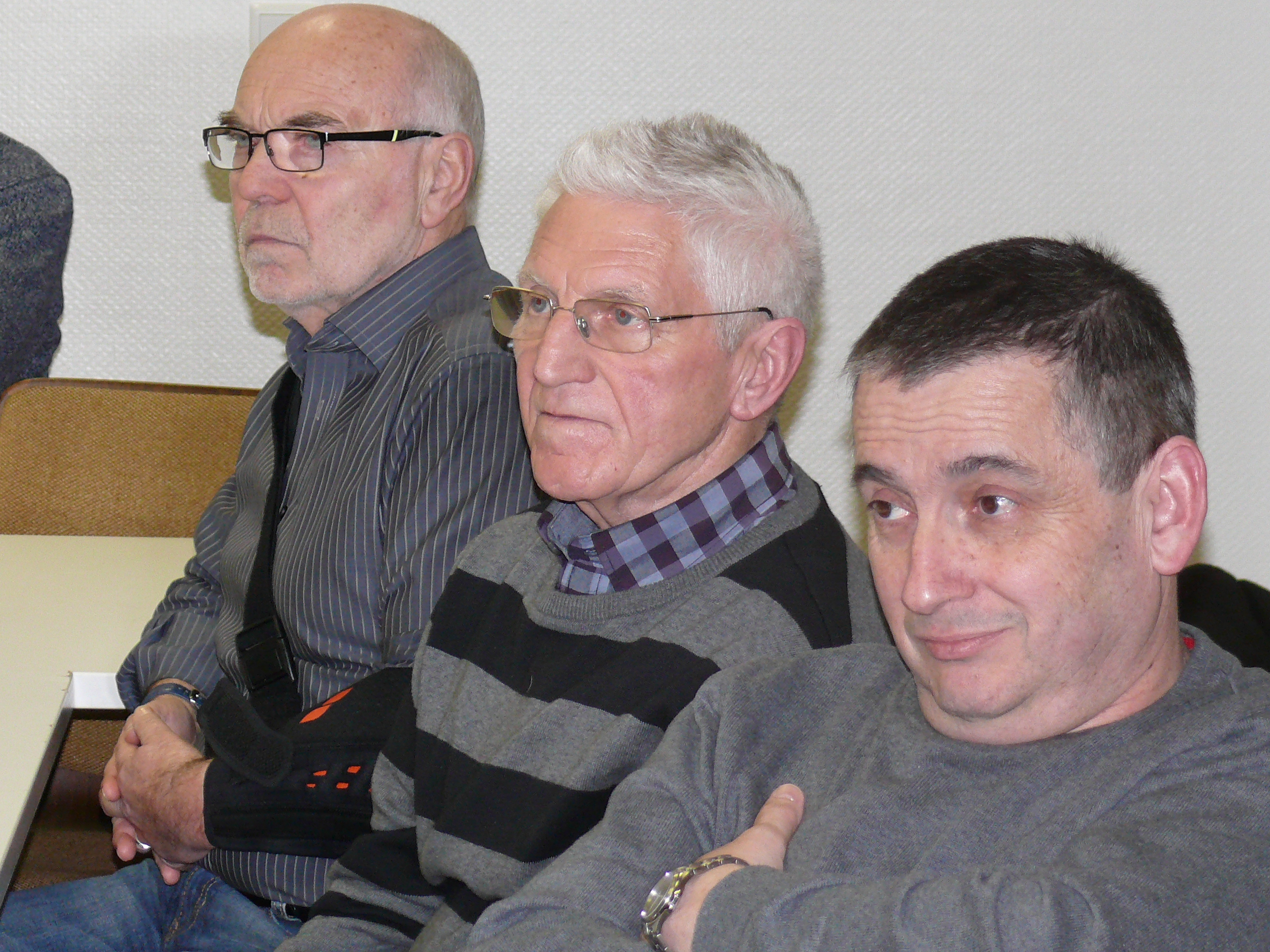 Die bisherigen Ortsbeiräte, hier im Bild (von links) Robert Lenhardt, Manfred Reipa und Volker Harres, verfolgen gespannt die vielen Fragen und Stellungnahmen der Neuschlößer. 