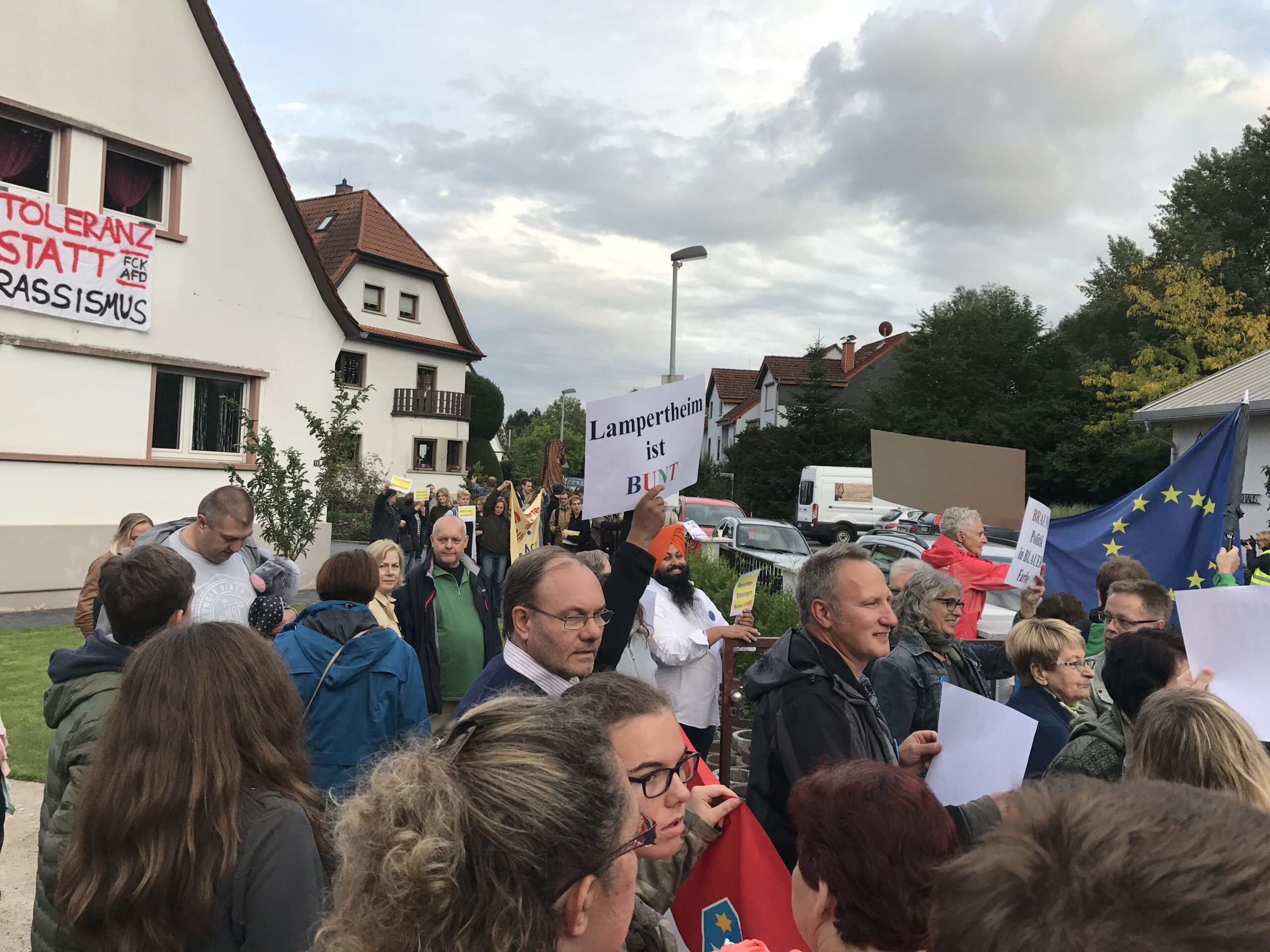 "Lampertheim bleibt bunt" - Protest gegen die AfD im Rosengarten.