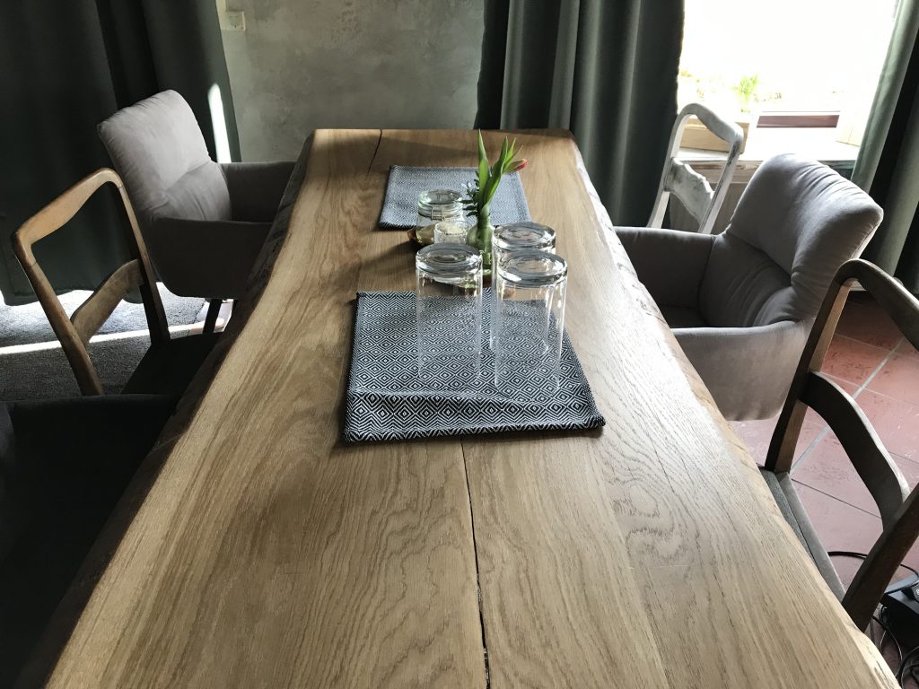 Tische und Stühle aus Echtholz.