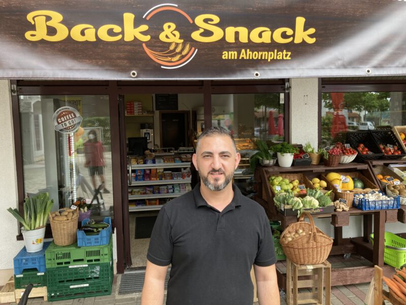Murat Süt vor dem „Back & Snack am Ahornplatz“
