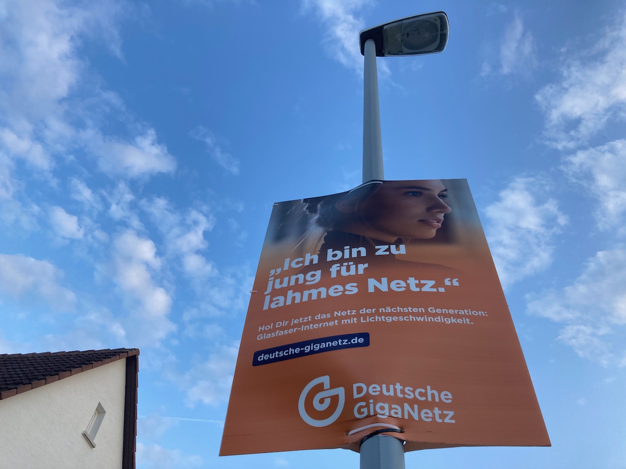 Plakate der Deutschen Giganetz, die mit der GGEW und Energieried kooperiert.
