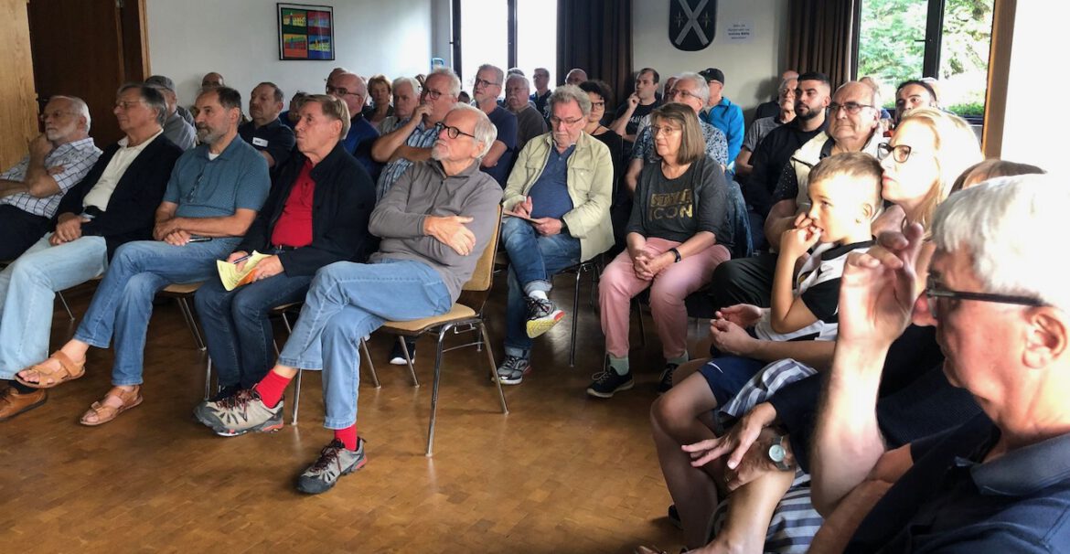 Blick ins Publikum bei Neuschloß-Treff der Bürgerkammer zum Thema Glasfaser.