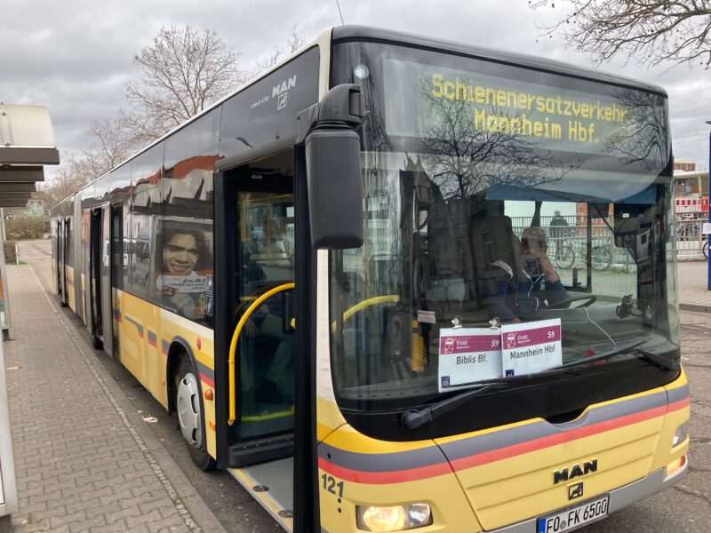 Bus statt Zug nach Mannheim: der Scheinenersatzverkehr.