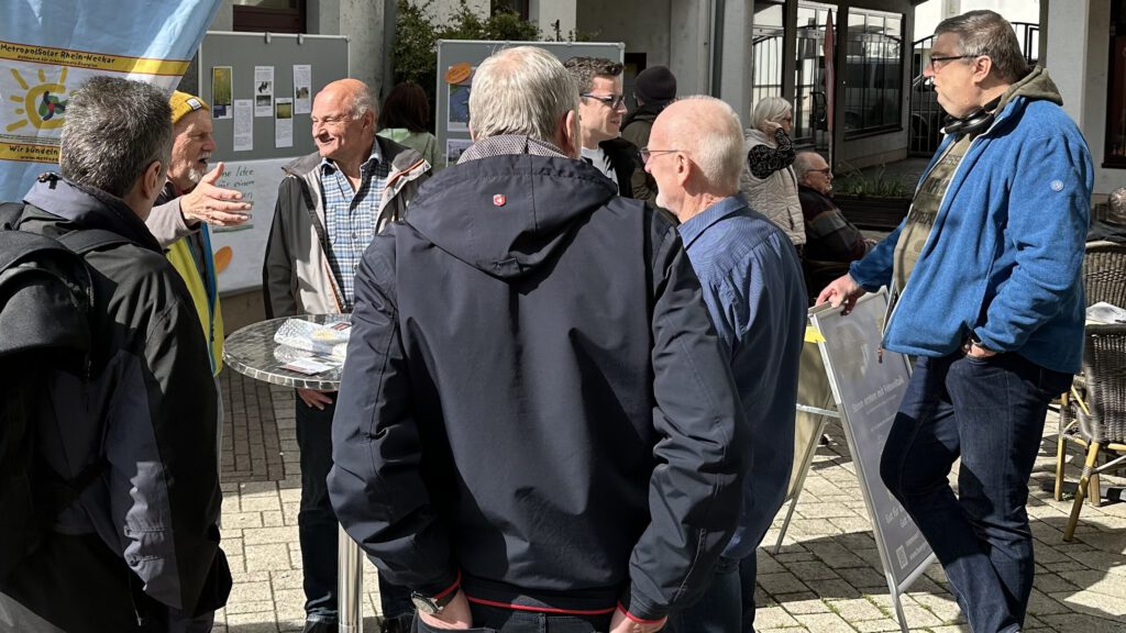Erfahrungsaustausch am Tisch der Bürgersolarberatung.