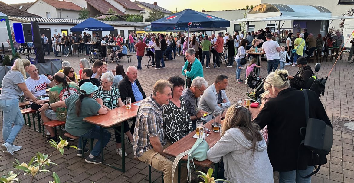 Großer Andrang auf dem Schlosshof.