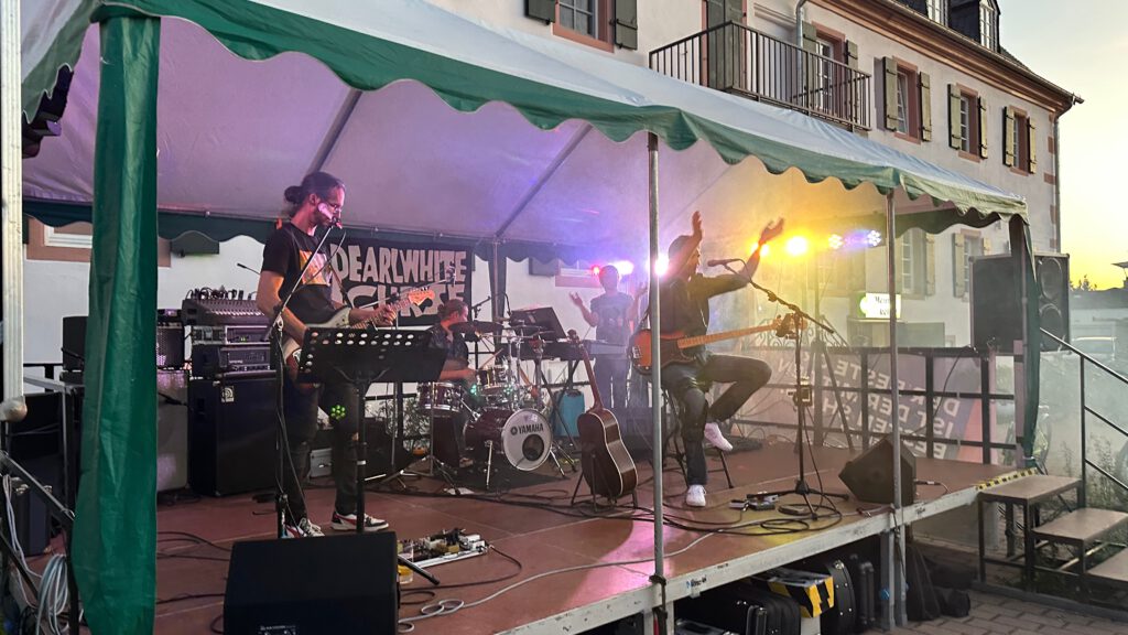 "Pearlwhite Curse" rockte die Bühne auf dem Schlosshof.