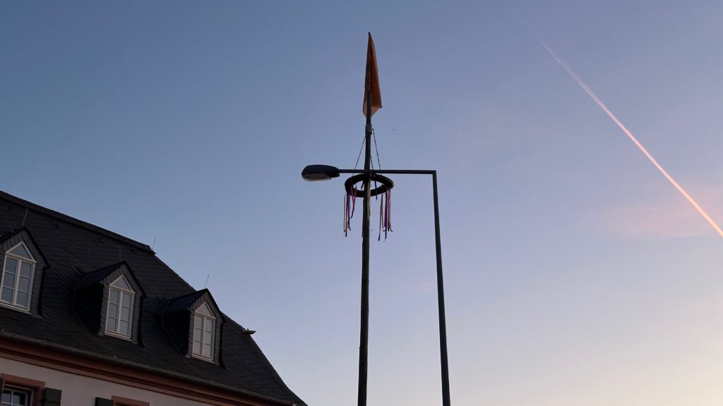 Kein "Rock in den Mai" ohne Maibaum.