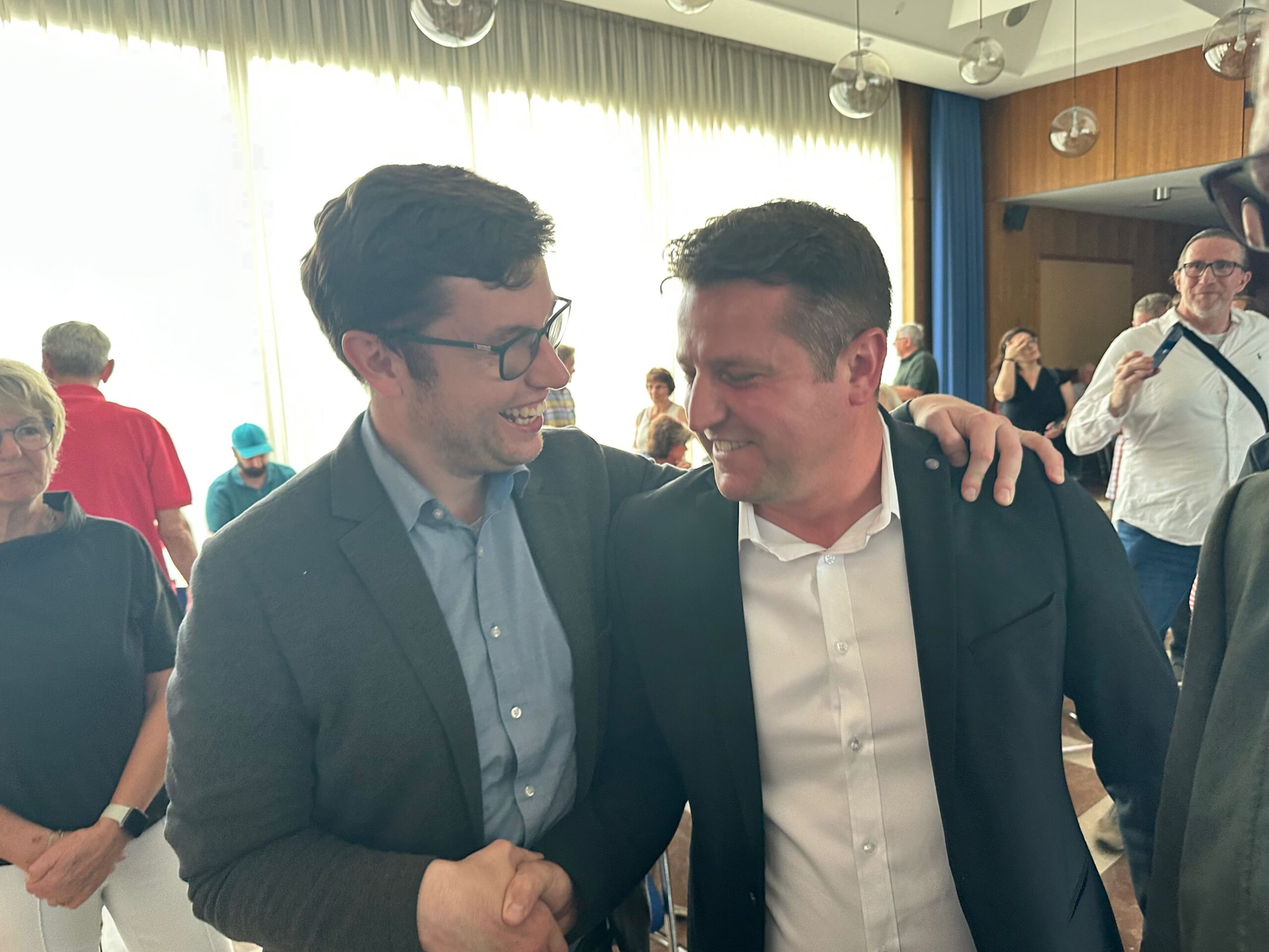 Marius Schmidt (SPD, links) und Alexander Scholl (CDU).