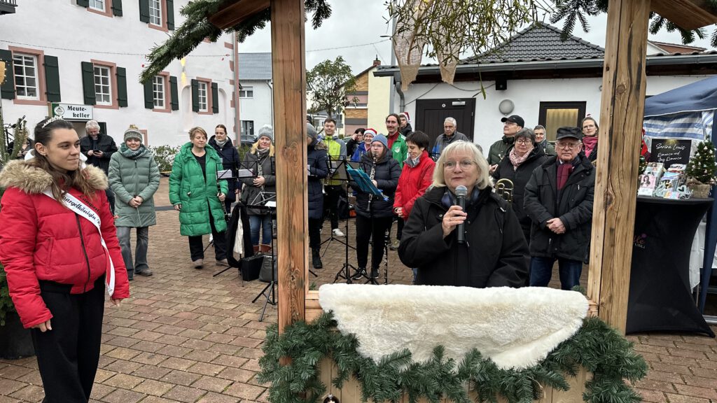 Ortsvorsteherin Carola Biehal (Bürgerkammer) und Spargelkönigin Nadine III. 