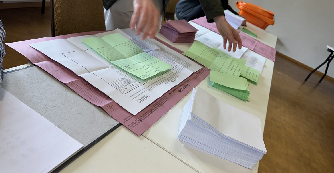 Kleiner Papierkrieg im Wahllokal am Ahornplatz.