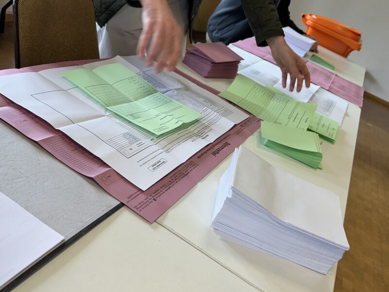 Kleiner Papierkrieg im Wahllokal am Ahornplatz.