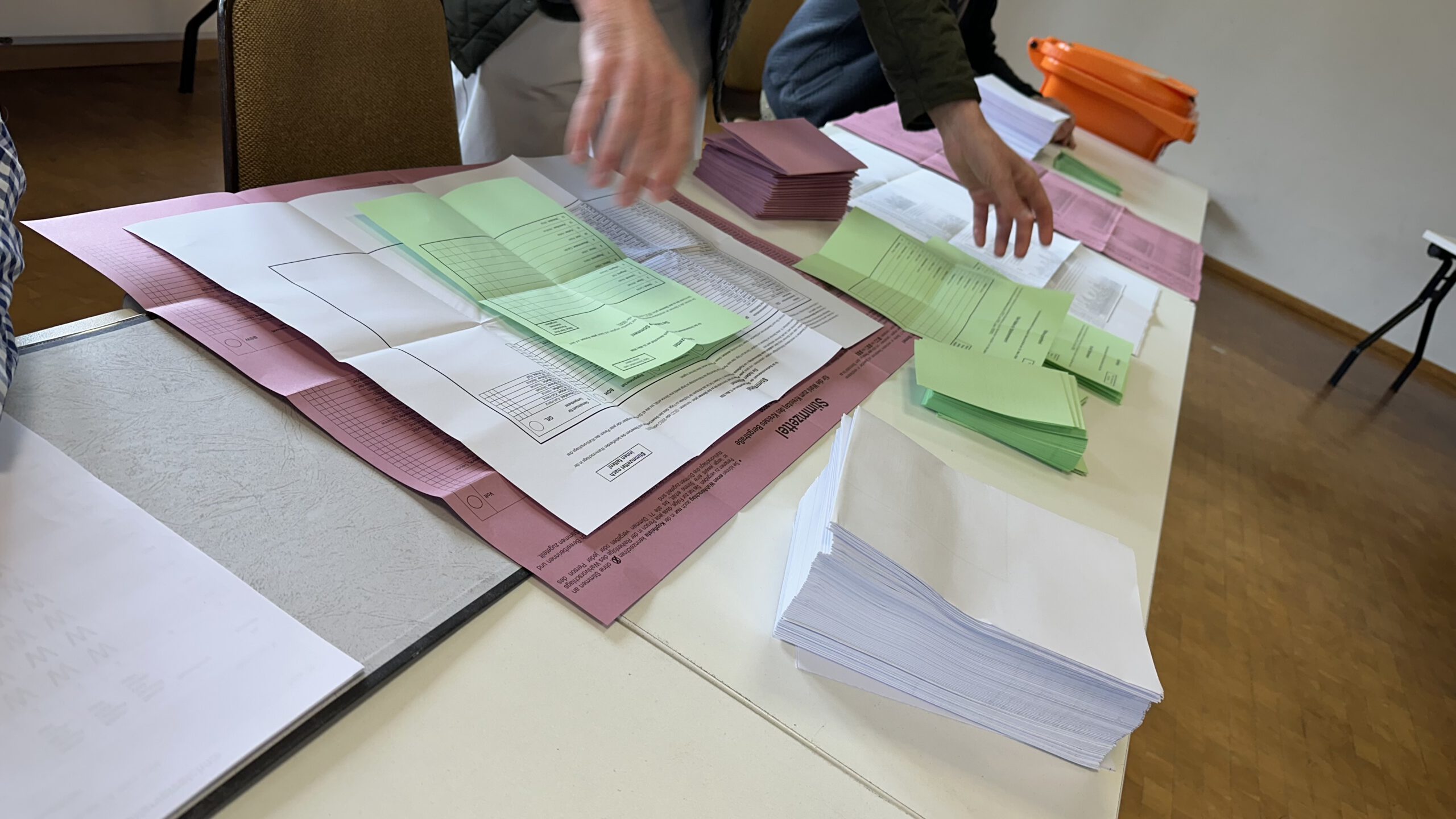 Kleiner Papierkrieg im Wahllokal am Ahornplatz.